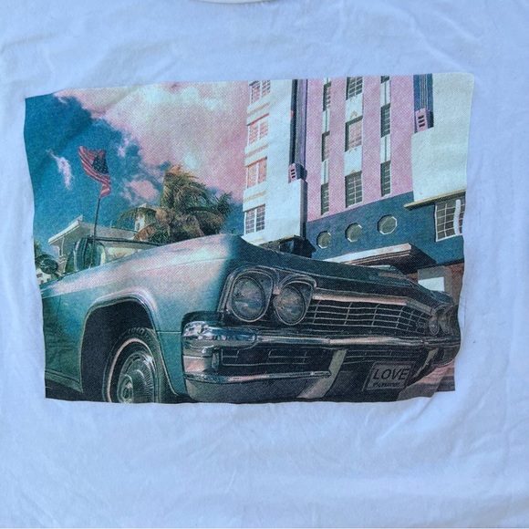 Chic California Design Crop Top - Picture 2 of 7